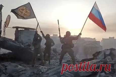Боец сообщил о планах ЧВК «Вагнер». Бойцы частной военной компании (ЧВК) «Вагнер» намерены вернуться из Ростова-на-Дону в полевой лагерь в Луганской народной республике (ЛНР). «Возвращаемся в полевой лагерь в ЛНР», — рассказал он РИА Новости. При этом собеседник агентства отметил, что время отправления ему пока неизвестно.