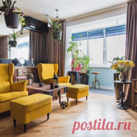 В гостях: Фьюжн-интерьер с черной спальней и цветами на стенах