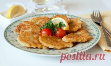 Рыбные оладьи из минтая Ингредиенты:Филе минтая – 500 грЯйца – 3 штЛук – 2 штМайонез – 3 ст.л.Мука – 3 ст.л.Соль – по вкусуЧерный молотый перец – по вкусуРастительное масло Приготовление: Промыть рыбу, выпотрошить и на 5 мин опустить в кипящую воду, достать, отделить от кожи и костей, затем размять его...