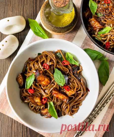 Соба с баклажанами в кисло-сладком соусе на Вкусном Блоге Сегодня у меня есть для вас рецепт веганского блюда, которое при желании легко превращается в мясоедское. Достаточно просто добавить к баклажанам обжаренное куриное филе или говяжью вырезку. Но это вкусно даже без животного белка. В этом блюде важно не пережарить баклажаны, иначе они наберут слишком много жира. Так что кладем…