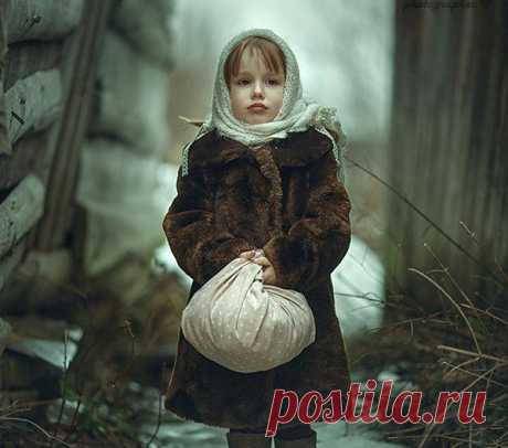 Как родители шьют ребёнку платье нищенки