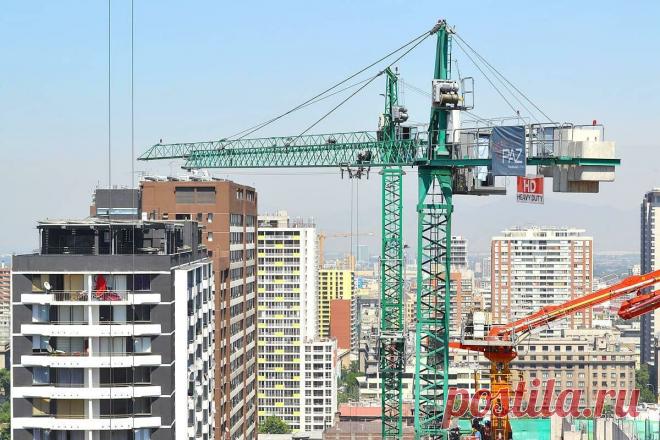 стройка 
Вокруг стрелы от башенного крана Светлеет небо прямо на глазах, что, если  разобраться,  то не странно - И небу хорошо в мужских\ руках. И небу тоже любо наполняться Всей силой добрых рук крановщика, И небу тоже сладко оставаться В строительной бригаде на века.