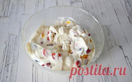 Кладем творог и сухофрукты в бутылку и охлаждаем. Через час крем-торт без выпечки готов