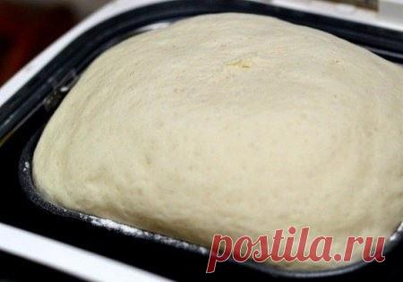 Дрожжевые лепешки на сковороде 

Ингредиенты 
-мука 500 гр. 
-вода теплая 300 мл. 
-дрожжи сухие 7 гр. 
-растительное масло 2 ст.л. 
-сахар 1 ст.л. 
-соль 1 ч.л. 

Приготовление
Муку смешиваем с солью и дрожжами. В теплой воде растворяем сахар и струйкой вливаем в муку, помешивая. Добавляем масло и месим руками, пока тесто не будет отставать от рук. Оставляем тесто для лепешек на 1 час, пока не увеличится в 2 раза. 
Подошедшее тесто делим на 8 частей и формируем шарики. 
Р...