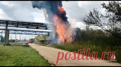 В Стерлитамаке произошёл взрыв на трубопроводе нефтехимического завода. Три человека пострадали во время пожара на нефтехимическом заводе в Стерлитамаке. Возгорание началось после взрыва на трубопроводе, произошедшего во время его продувки. Сотрудникам МЧС удалось локализовать пожар. Читать далее