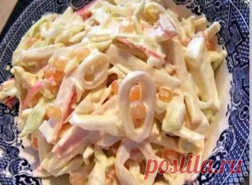 Салатики из кальмаров получаются очень нежными, а главное морепродукты такие богатые витаминами и микроэлементами. 

ТРИ ПРОСТЫХ САЛАТИКА С КАЛЬМАРАМИ

1. Салат «Мартовский»

Ингредиенты на 500 грамм кальмаров:

-5 свежих огурчиков;
- банка консервированных ананасов;
-5 яиц;
-густой майонез;
- лимон.

Приготовление:

1. Подготавливаем кальмаров для салата
Для приготовления салата с кальмарами, надо подготовить их. Стоит покупать тушки, которые сначала чистят, ошпаривая кип...