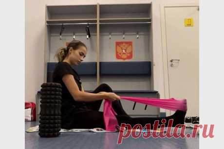 Загитова показала простые упражнения для поддержания формы. Олимпийская чемпионка по фигурному катанию Алина Загитова показала простые упражнения для поддержания формы. Сначала 21-летняя спортсменка взяла в руки резинку и натянула другой ее конец на стопу. После этого она начала тянуть резинку на себя и двигать стопой. В конце она выполнила выпады назад и покачала пресс.