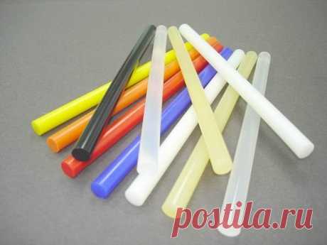 О термопистолете и термоклее 



Многие люди пользуются термоклеем. Это удобно, быстро, недорого и, при правильном выборе материала, прочно. И здесь ключевое слово "правильном", потому что, многие даже не знают, что термоклей, или правильно клеевые стержни, бывают разные, и предназначены для склеивания разных материалов.
Но начнем сначала с термопистолета. Термопистолеты бывают с разными параметрами. Рассмотрим основные. Температура от 110 до 200 градусов. Понятно, чем выш...