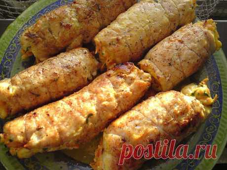 Куриные рулетики "Боярские" покорят ВСЕХ гостей своим нежным вкусом. Блюдо с изюминкой! Возьмите рецепт на заметку!

Состав:
Куриная грудка - 1 шт., морковь - 1 шт. (среднего размера), твердый сыр - примерно 50-70 г., чеснок - 2-3 зубчика,майонез, петрушка, соль, перец, растительное масло.
Приготовление:
Куриную грудку разрезать на тонкие пласты (у меня с одной грудки получается 6-8 шт.), слегка отбить, посолить, поперчить и отложить на некоторое время...
Готовим начинку! ...