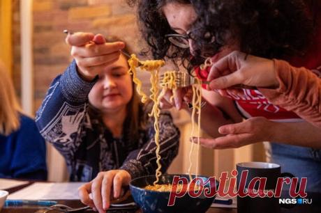 (37) Ты смотри, что творят! 7 необычных рецептов из обычного «Доширака» - Будет вкусно - 6 июня - 43690945808 - Медиаплатформа МирТесен Кто бы мог подумать, что его можно не только заваривать Заваривать дошираки — прошлый век! Попробуйте что-нибудь новенькое Фото: Стас Соколов / NGS.RU С тех пор, как появилась сказка про кашу из топора, повара разных уровней мастерства начали экспериментировать с продуктами и готовить самые разные - 6 июня - 43690945808 - Медиаплатформа МирТесен