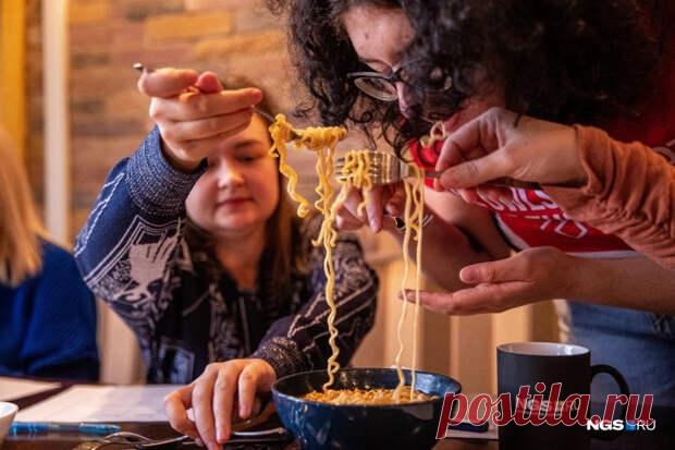 (37) Ты смотри, что творят! 7 необычных рецептов из обычного «Доширака» - Будет вкусно - 6 июня - 43690945808 - Медиаплатформа МирТесен Кто бы мог подумать, что его можно не только заваривать Заваривать дошираки — прошлый век! Попробуйте что-нибудь новенькое Фото: Стас Соколов / NGS.RU С тех пор, как появилась сказка про кашу из топора, повара разных уровней мастерства начали экспериментировать с продуктами и готовить самые разные - 6 июня - 43690945808 - Медиаплатформа МирТесен