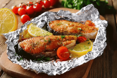 Выпекаем рыбу в фольге
Продукты: 
Рыба (лучше любая красная) — 2 стейка 
Лук — 1/2 шт. 
Лимон — пару кусочков 
Лавровый лист — пару штук 
Черный перец, соль 
Помидор — 1 шт. 
Приготовление: 
1. Рыбу нарезать стейками. 
2. Застелить противень фольгой, выложить на него лук, кусочки лимона (под каждый стейк). 
3. Далее стейки поперчить, посолить, полить лимонным соком, положить кусочек томата, лавровый лист. 
4. Обернуть фольгой сверху и выпекать около тридцати минут при 180-200° С.
Приятного апп