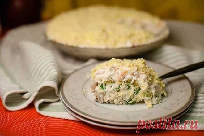 Печень трески под шубой Хотя в фаворитах у меня остается салат из печени трески с луком и яйцами, это тоже очень и очень достойный вариант. Салат получается очень нежным и вкусовые сочетания очень удачны.