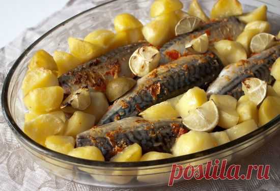 Запеченная острая скумбрия с картофелем..