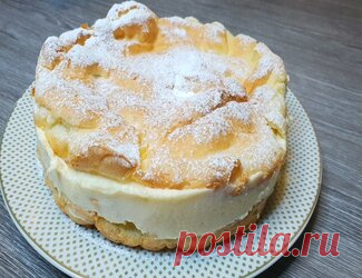 Большой эклер - фантастически вкусный пирог Домашняя. Ингредиенты. тесто: вода — 120 гр. масло сливочное — 70 гр. яйца — 3 шт. мука — 100 гр. соль — 2 гр. разрыхлитель теста — 3 гр. крем: молоко — 500 мл. сахар — 120 гр. крахмал картофельный — 40 гр. ванильный сахар — 10 гр. яйца — 2 шт. масло сливочное — 180 гр. Пошаговый рецепт приготовления. Тесто: 1. Довести воду до кипения, добавить масло и соль. 2. Разрыхлитель и муку соединить. 3. Добавить смесь с мукой в воду (не с...