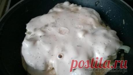 Жареные кабачки под луковой подушкой, тушеные в майонезно-сметанной заливке