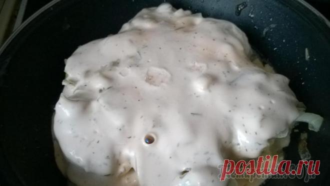 Жареные кабачки под луковой подушкой, тушеные в майонезно-сметанной заливке