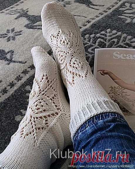 Только для наших подписчиц 
Ажурные носки спицами с узором от центра

Эти носки вяжутся чулочными спицами, начиная с квадратного мотива верха стопы, затем вяжется сторона пальцев, затем — подошва, пятка и манжет.

Размер: женский 39-41.
Материалы:
100 г пряжи, два комплекта чулочных спиц.

Плотность:
30 петель Х 41 ряд = 10 Х 10 см
Толщину пряжи и спиц подбирать под плотность вязания.

Узор:
вязать по кругу по схеме.
На схеме показаны только нечетные ряды, все четные ряды ...