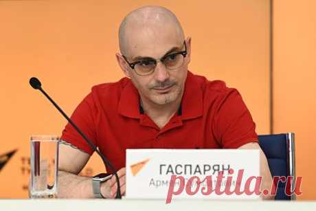 В Киеве заочно вынесли приговор российскому публицисту Гаспаряну. Киевский суд во вторник заочно вынес приговор российскому публицисту, члену центрального совета Российского военно-исторического общества Армену Гаспаряну. Шевченковский районный суд столицы признал его виновным, в том числе в продвижении утверждений о несостоятельности Украины.