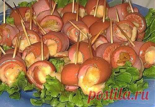 Улитки - быстрая вкусная закуска

Сосиски нарезать вдоль на тонкие полоски. Твердый сыр нарезать такими же пластинками, только немного короче. 

На каждую полоску сосисок сверху положить полоски сыра, свернуть их в рулетики и проколоть зубочистками, запекать в духовке в течение 7-10 минут.
