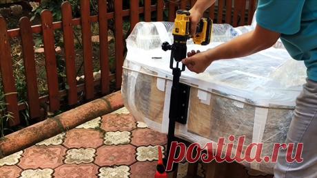 Как сделать лодочный мотор из шуруповерта Чтобы моторизировать небольшую лодку, можно собрать мотор с приводом от аккумуляторного шуруповерта. Он легкий, недорогой в изготовлении, к тому же снимается из кормы одним движением. Материалы: сломанная болгарка; трубы разного диаметра; прут 8-10 мм; подшипник; листовая сталь; стальная полоса 20