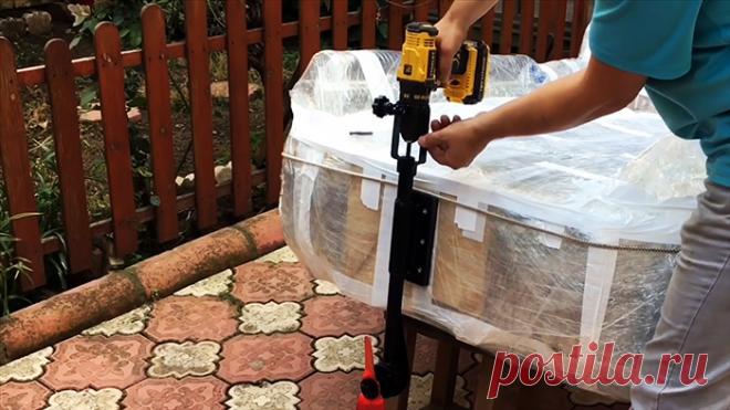 Как сделать лодочный мотор из шуруповерта Чтобы моторизировать небольшую лодку, можно собрать мотор с приводом от аккумуляторного шуруповерта. Он легкий, недорогой в изготовлении, к тому же снимается из кормы одним движением. Материалы: сломанная болгарка; трубы разного диаметра; прут 8-10 мм; подшипник; листовая сталь; стальная полоса 20