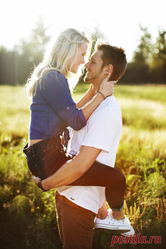 Парень держит девушку на руках: красивые фото и аниме ⭐ Забавник