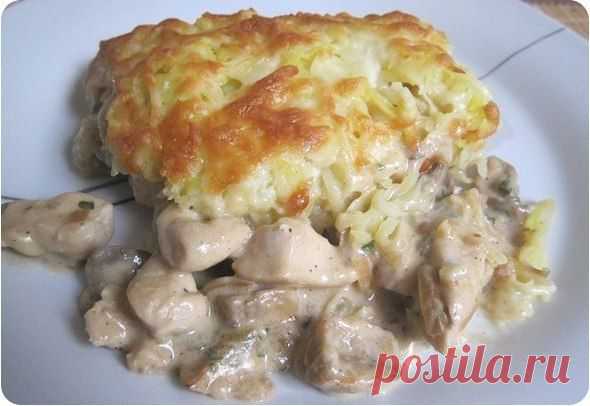 Восхитительная курица с грибами, запеченная под картофельной шубой
