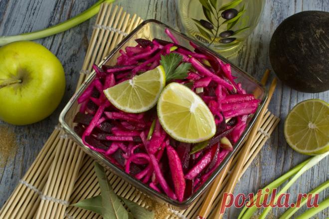 Салат из чёрной редьки Салат из чёрной редьки с яблоком, варёной свёклой и зелёным луком, приправленный кисло-сладким соусом на основе качественного оливкового масла. Те, кто с подозрением относится к чёрной редьке и считают её неаппетитным дешёвым продуктом с резким запахом, делают это очень даже зря. Они просто не умеют
