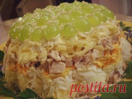 Запись на стене Салат слоеный с курицейИнгредиенты:· курица· сыр· яйцо· морковь· майонез· виноград (для украшения)Приготовление:Салат выкладывается слоями снизу вверх:куриное мясосыротварное яйцоморковькуриное мясосыряйцоКаждый с..