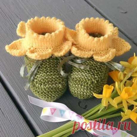 Ravelry: Daffodil Booties pattern by Kathie Popadin