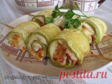 Суперские рулетики из кабачков с куриным мясом

Ингредиенты:

-молодые кабачки (или цуккини) - 2 шт.;
-филе куриной грудки - 1 шт.;
-чеснок - 2 зубчика;
-сыр твердый - 50 г;
-готовый соус из паприки (не острый);
-несколько листиков базилика;
-соль, черный молотый перец;
-оливковое масло.

Приготовление:

Кабачки вымыть и нарезать полосками примерно по 0,5 см.
Противень застелить бумагой для выпечки, разложить кабачки, немного смазать оливковым маслом и посолить. Поставить ...