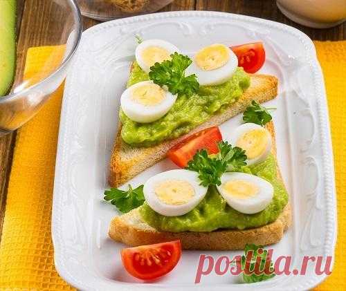 Тосты с перепелиными яйцами и пастой из авокадо