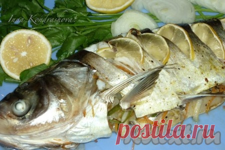Толстолобик, запеченный в духовке с овощами - 9 пошаговых фото в рецепте Если Вы хотите приготовить толстолобика, то обязательно воспользуйтесь этим рецептом. Подготовка этого блюда займёт у Вас немного времени, придется только подождать пока он будет запекаться в духовке, но это того стоит. Рыба получается сочной, а овощная начинка - с очень приятным вкусом. ...