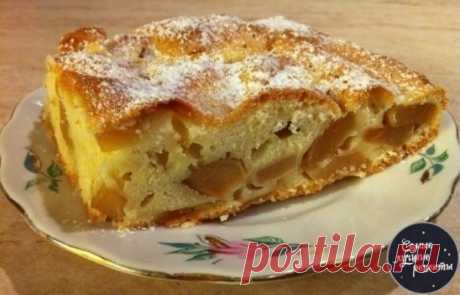 Очень вкусная шарлотка-лентяйка. 
Шарлоткой сейчас никого не удивишь... Но эта какая-то особенная! Такая мягкая-мягкая, влажная... хотя по виду и не скажешь... Вкусна как в теплом так и в холодном виде! Готовится проще простого! Попробуйте, если еще не пробовали!
Вам потребуется: 
9 столовых ложек растительного масла без запаха 
пол стакана сахара 
стакан муки 
3 яйца 
яблоки 6-8 штук среднего размера 
1 чайная ложка соды гашеной уксусом 
Как готовить: 
1. Венчиком взбиваем яйца до обр