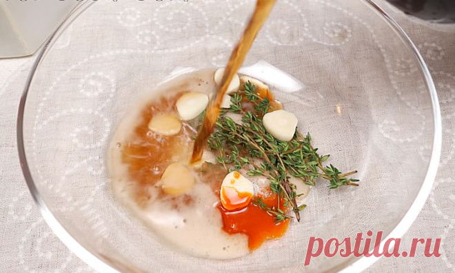 Заливаем курицу Колой, засекаем 2 часа, а потом наслаждаемся нежным медовым мясом