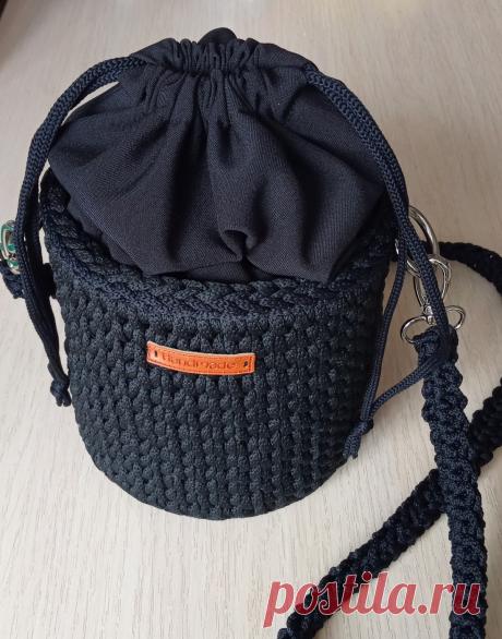 Купить сумка ручной работы ручной работы у мастера без наценок | DIY Рукоделие - Вязание DIY Рукоделие продажа дизайнерских изделий, штучных и ручной работы, hand-made лот:Сумка ручной работы. Мастера Oksana.sumki. Направление Вязание
Сумка - ведро,  тренд 2021 года. Будет оригинальным подарком. Качественные материалы, при правильном использовании, позволят вам носить эту сумку очень долго. Под заказ можно в другом цвете.