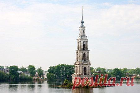 ©...белоснежная колокольня бывшего Николо-Жабинского монастыря, одиноко стоящая посреди реки и впечатляющая заезжего путника своей красотой. Значительную часть Калязина вместе с торговой площадью и историческим центром затопили при сооружении Угличского водохранилища.../ Калязин, Тверская область  | Неизвестные сокровища России / Туристический спутник
