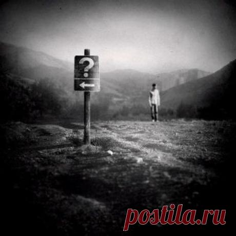 Каждый выбирает для себя 
Женщину, религию, дорогу. 
Дьяволу служить или пророку, 
Каждый выбирает для себя. 

Каждый выбирает по себе 
Слово для любви и для молитвы. 
Шпагу для дуэли, меч для битвы 
Каждый выбирает для себя. 

Каждый выбирает по себе 
Щит и латы, посох да заплаты. 
Меру окончательной расплаты 
Каждый выбирает по себе. 

Каждый выбирает для себя. 
Выбираю тоже, как умею. 
Ни к кому претензий не имею. 
Каждый выбирает для себя. 

Юрий Левитанский