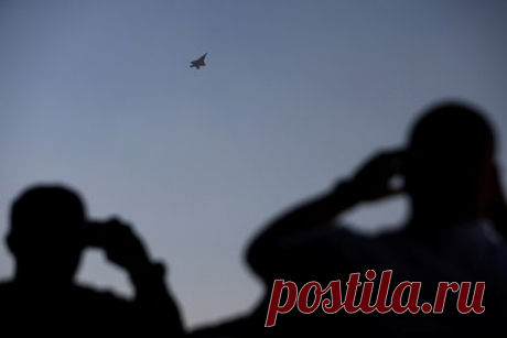 В США сообщили о четвертом сбитом летающем объекте за неделю. Американские военные летчики сбили очередной летающий объект, сообщил конгрессмен-республиканец Джек Бергман. Он уточнил, что перехват состоялся над озером Гурон на границе с Канадой. За несколько часов до этого США закрывали часть воздушного пространства на севере страны.