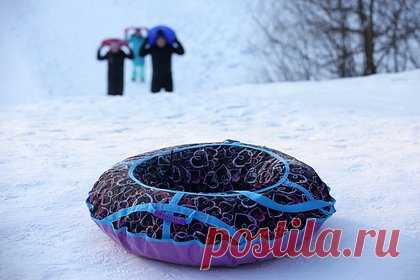 СКР начал проверку по факту падения ребенка на ватрушке в канализационный люк. Следователи начали проверку по факту падения шестилетнего мальчика на тюбинге в открытый люк в Ленинградской области. На место происшествия выехала следственно-оперативная группа в составе следователей, сотрудников полиции и МЧС. В городе Отрадном ребенок, катавшийся на ватрушке с горки, провалился в открытый люк.