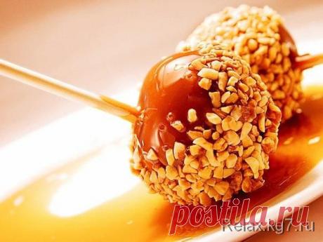 Карамельные яблочки с орехами
