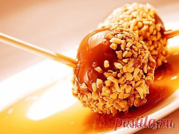 Карамельные яблочки с орехами