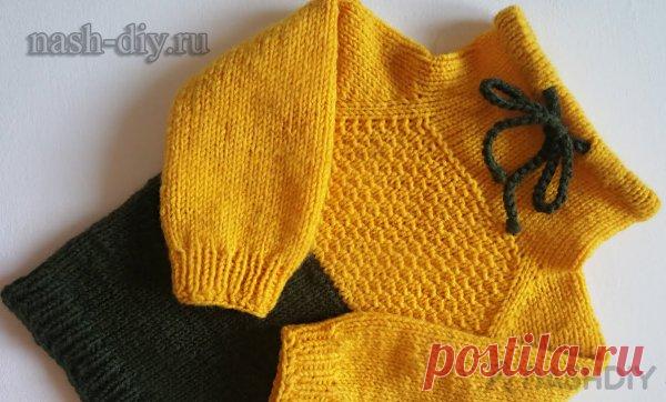 Вязаный свитер с горловиной и завязками спицами
