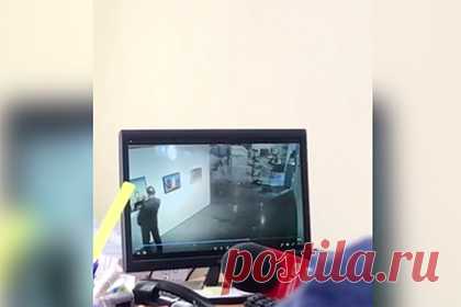Порча картины охранником Ельцин Центра попала на видео. Порча картины охранником Ельцин Центра Александром Васильевым попала на видео, его показали во время суда над бывшим сотрудником музейного комплекса. Кадры публикует издание «Подъем» в своем Telegram-канале. О порче картины стало известно 13 января 2022 года. Сейчас в Екатеринбурге проходит суд над охранником музея.