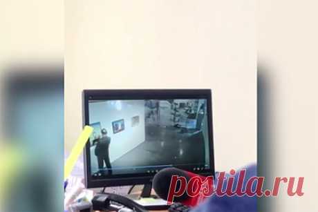 Порча картины охранником Ельцин Центра попала на видео. Порча картины охранником Ельцин Центра Александром Васильевым попала на видео, его показали во время суда над бывшим сотрудником музейного комплекса. Кадры публикует издание «Подъем» в своем Telegram-канале. О порче картины стало известно 13 января 2022 года. Сейчас в Екатеринбурге проходит суд над охранником музея.