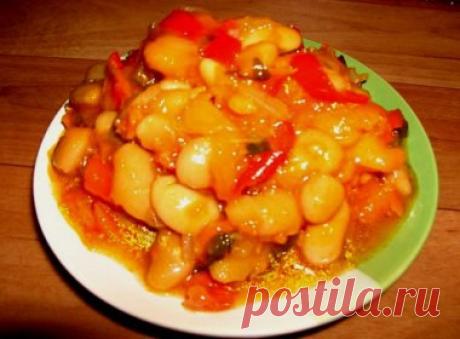 САЛАТ "ПО-БРЕСТСКИ" С ПОМИДОРАМИ
==================================
Такое разнообразие овощей играет на руку салату. Получившийся результат – беспроигрышный вариант для семейного ужина.
Что понадобится:
отварная фасоль – 0,5 кг,
лук – 0,5 кг,
морковь – 0,5 кг,
помидоры – 1,5 кг,
сладкий перец – 1 кг,
соль – 3 ст. л.,
9%-ный уксус – 3 ст. л.,
сахар – 100 г,
растительное масло – 150 мл,
терка,
банки.

Процесс:
Лук нарезать полукольцами, морковь натереть на крупной терке, пом...