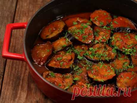 Баклажаны в томатном соусе.
Вкуснейшее блюдо из баклажанов, обжаренных в масле и тушеных в томатном соусе с петрушкой. Баклажаны просто таят во рту.