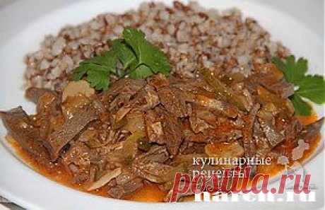 Гуляш из сердца с грибами.