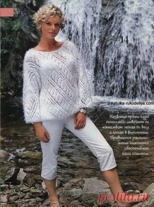 Белый пушистый пуловер Белый пушистый пуловер спицами. Женский пуловер с расклешенными рукавами